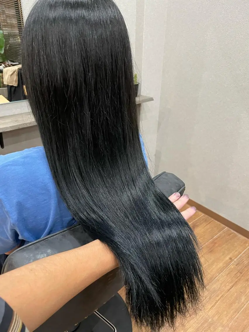 ロング カラー 黒髪 ブルーカラー ブルーブラック トリートメント ヘアカラー トリートメント 鵜飼 真伍のヘアスタイル