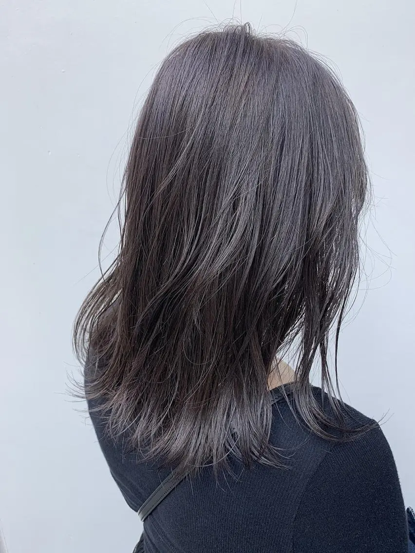 セミロング カラー ヘアアレンジ ネイル マツエク・マツパ グレージュ ラベンダーカラー ラベンダーグレージュ ラベンダーグレー 福壽 優奈のヘアスタイル