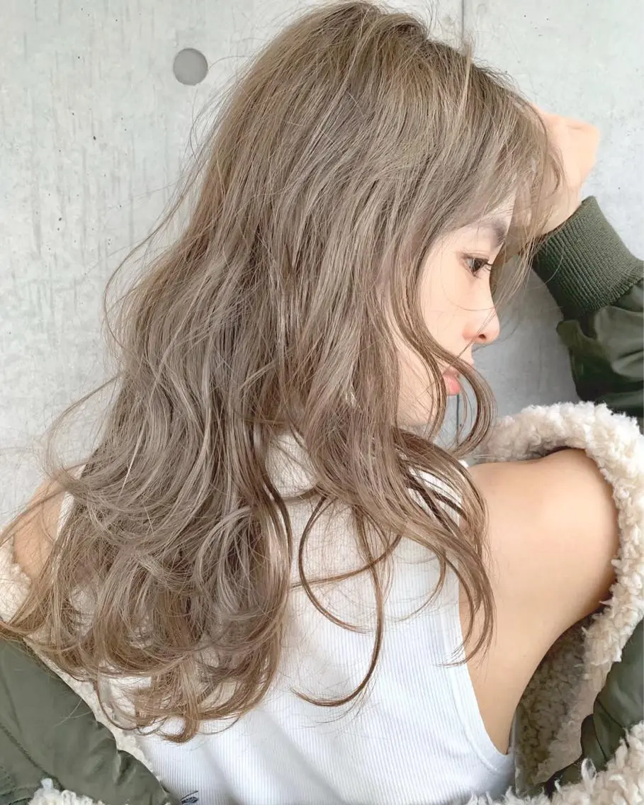 セミロング カラー アッシュ ベージュカラー ブリーチ ケアブリーチ ケアカラー レイヤーカット 透明感カラーのヘアスタイル