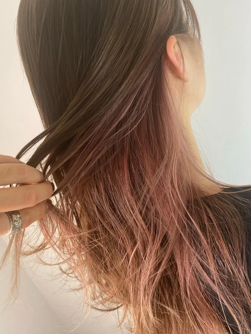 セミロング カラー ベージュカラー インナーカラー ピンクカラー ピンクベージュ カット ヘアカラー ハイトーンヘア/ 島崎　タクミのヘアスタイル