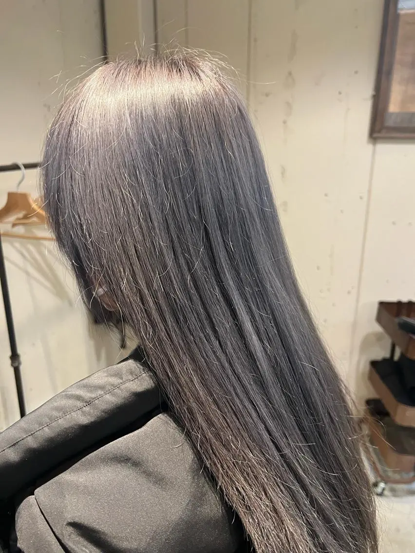 セミロング カラー シルバー 毛谷 嘉明/ブリーチカラーのヘアスタイル