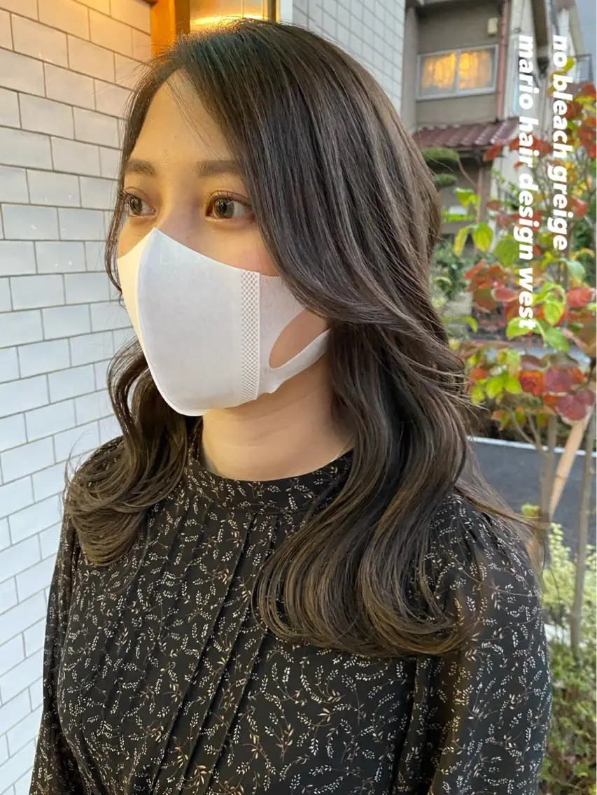 セミロング カラー アッシュ ベージュカラー ブリーチ ブルーカラー ブルージュ 竹嶌 健吾のヘアスタイル