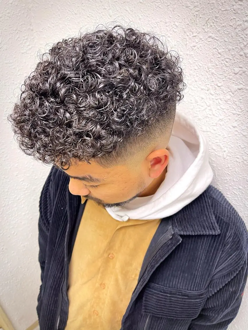 ショート パーマ メンズ フェードカット メンズパーマ スキンフェード カット パーマ 狩野 孝太郎のヘアスタイル