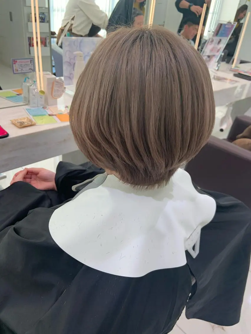 ショート カラー パーマ グレージュ 似合わせカット ショートヘア ハイトーンカラー🤍 山下 優華のヘアスタイル