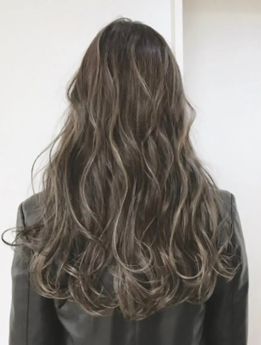セミロング カラー アッシュ ベージュカラー ハイライトカラー 外国人風カラー ハイライト カット ヘアカラー トリートメント ケア剤オタク×海外 ヘア長谷川裕起のヘアスタイル