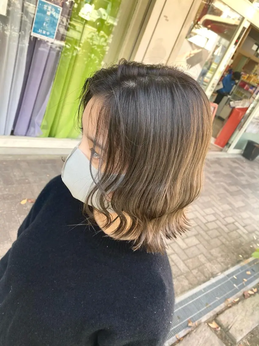 ミディアム カラー ベージュカラー ハイライトカラー オリーブベージュ ハイライト カット ヘアカラー トリートメント ENIF ヤマグチアツコのヘアスタイル