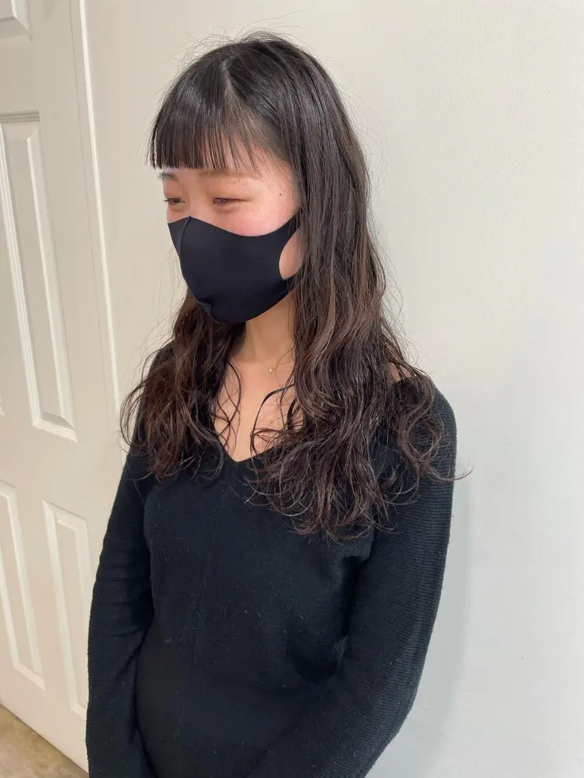 ロング パーマ MIOベージュカラー 柔らかいカラーのヘアスタイル