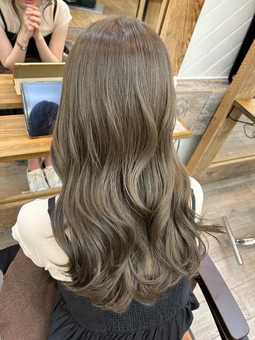 ロング カラー アディクシーカラー ブリーチ 透明感カラー グレージュ イルミナカラー カット 縮毛矯正 トリートメント N° anfeel 渋谷🪞🫧のヘアスタイル