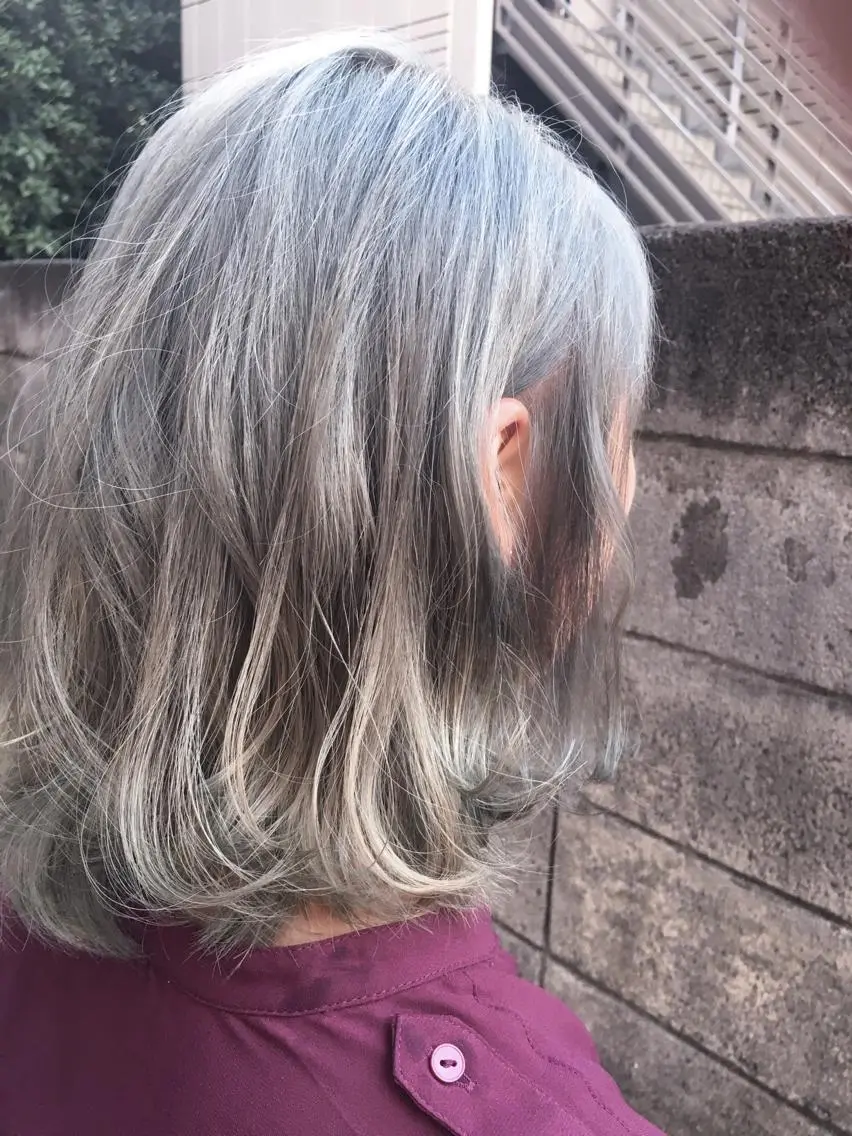 ミディアム カラー パーマ ブリーチ グレージュ 髪質改善、エクステ 山口卓哉のヘアスタイル