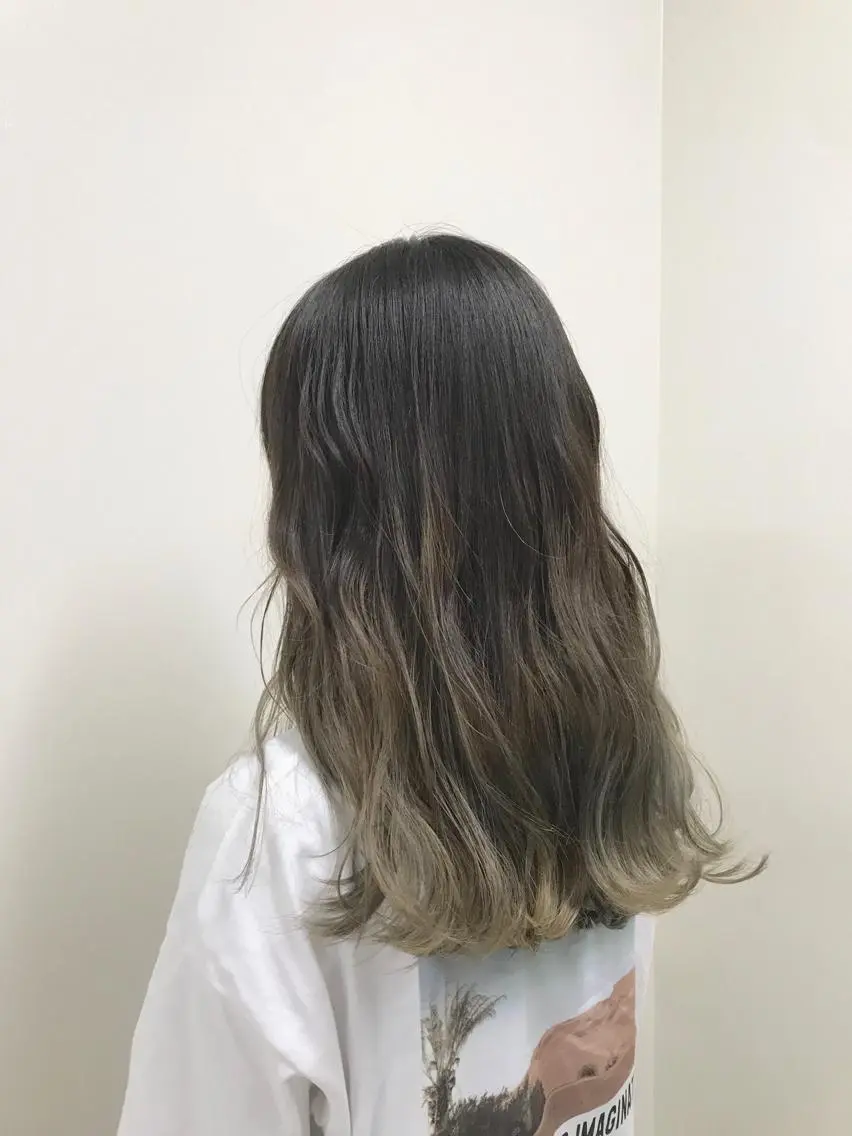 セミロング カラー バレイヤージュ レイヤーカット エリアNo.1カラー ⭐️hikaru⭐️のヘアスタイル