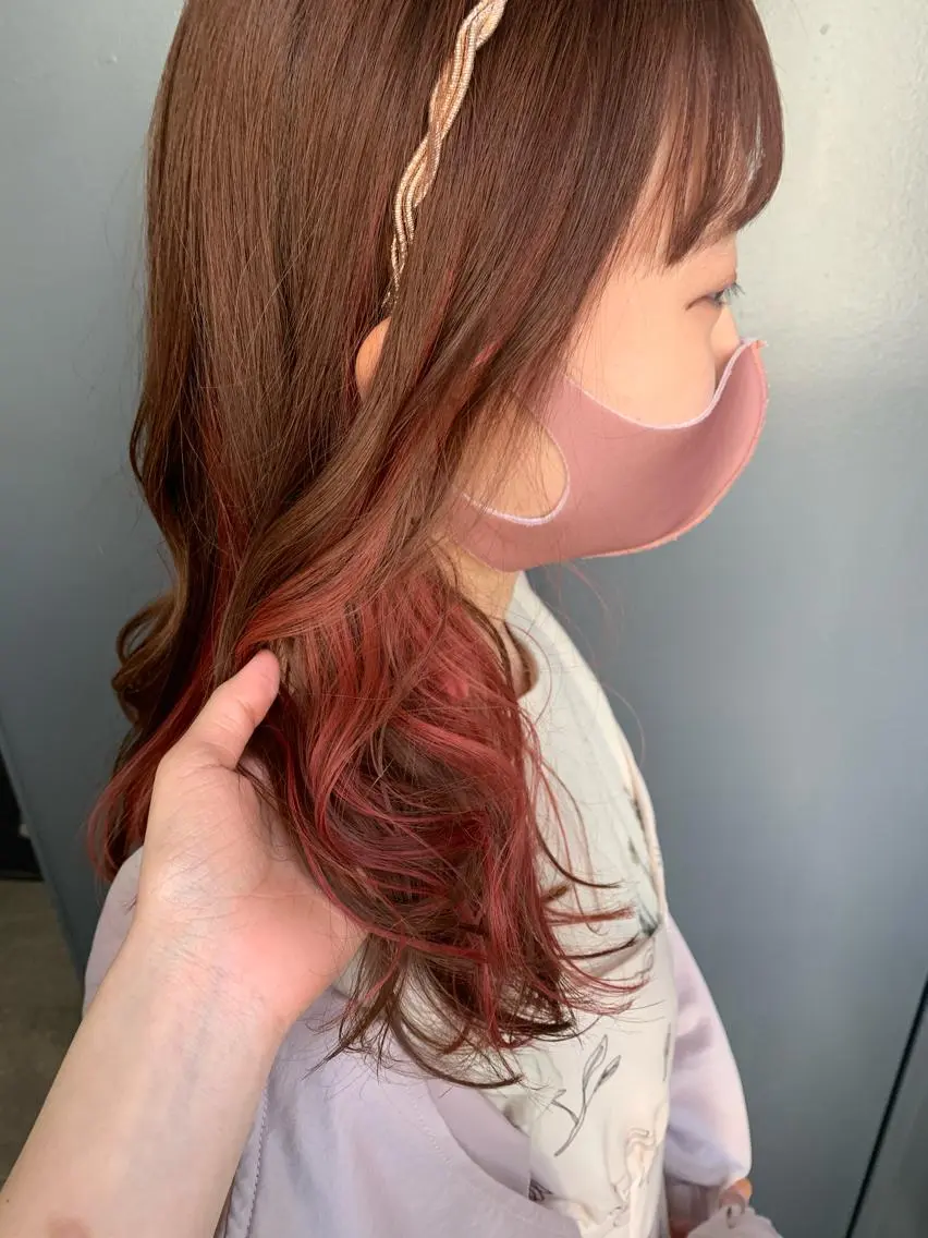 セミロング カラー ヘアアレンジ ブリーチ イヤリングカラー インナーカラー ピンクカラー サナ🌱 切りっぱなしボブのヘアスタイル