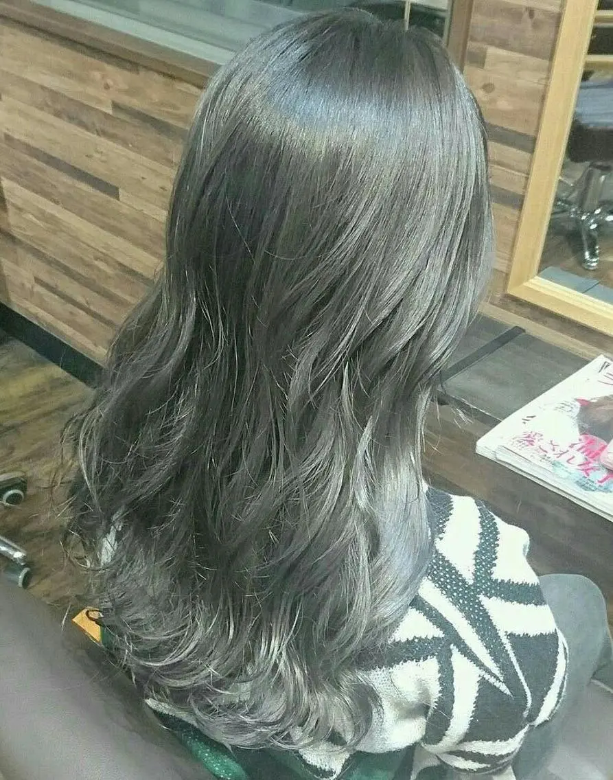 ロング ヘアカラー ＦＵＮＩＣ ファニックのヘアスタイル