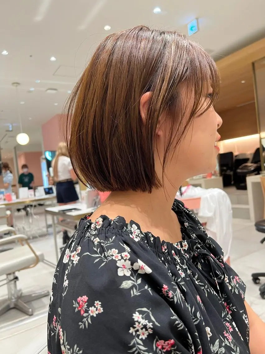 ショート カラー 切りっぱなしボブ 前下がりボブ ブリーチ グレージュ ボブ カット ヘアカラー トリートメント レイヤー専門家 ダブルカラー修のヘアスタイル