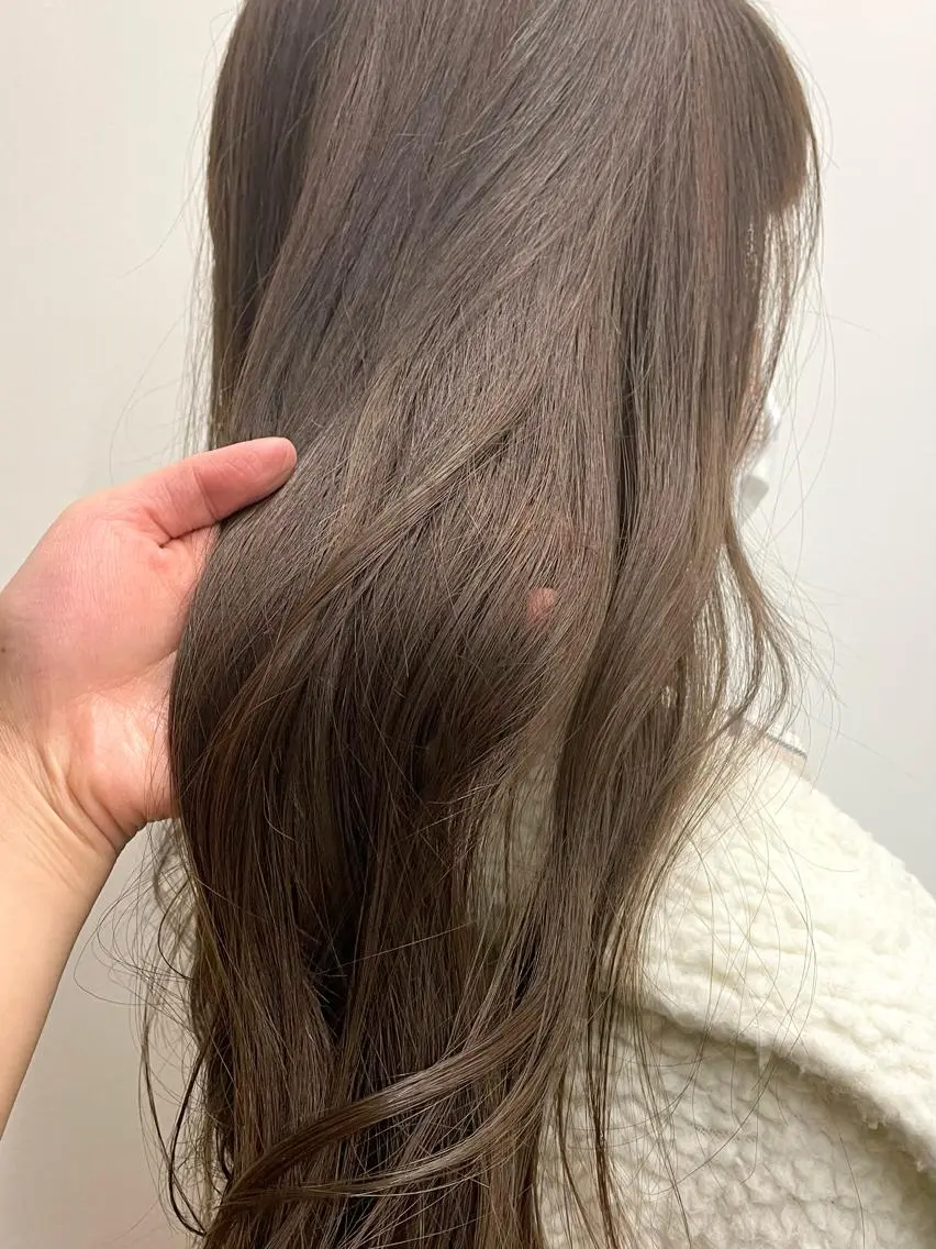 ロング カラー アッシュ ベージュカラー ブリーチ ブリーチなしカラー ヘアカラー トリートメント ひなた あゆみのヘアスタイル