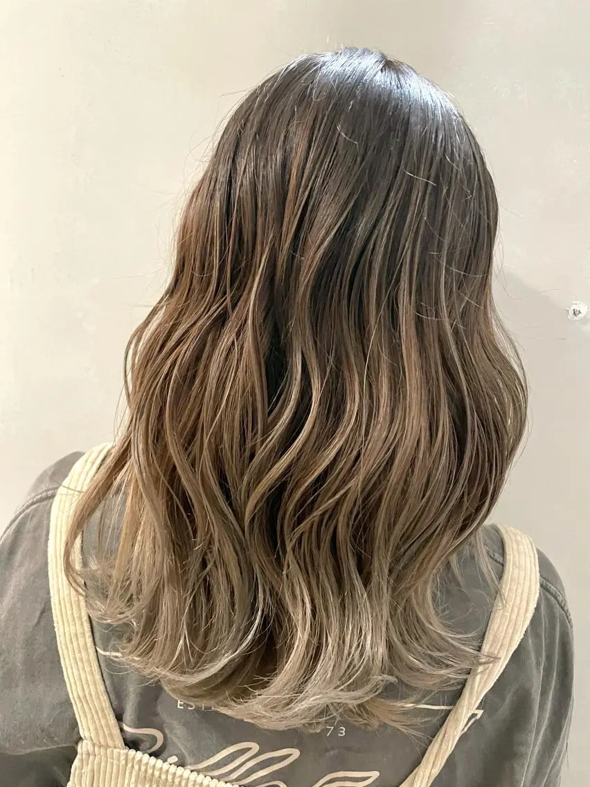 セミロング カラー カット ヘアカラー トリートメント ハイライトが 得意なニキです😊のヘアスタイル