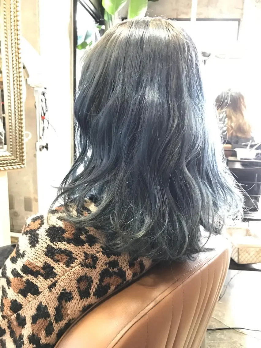 ミディアム カラー パーマ ヘアアレンジ ネイル マツエク・マツパ ブルーカラー ブルーグレー ブルー サロンドミルク 原宿のヘアスタイル