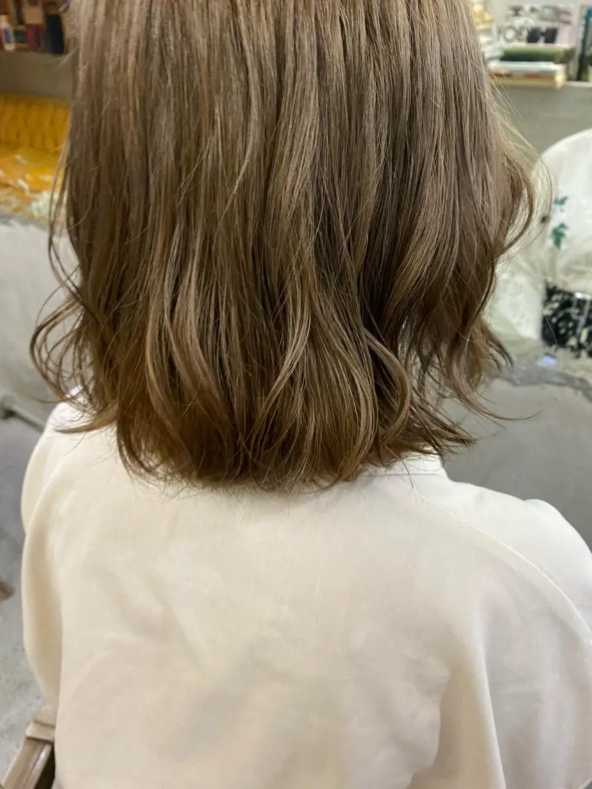 ミディアム カラー ヘアアレンジ ベージュカラー ブリーチ ブラウンカラー ブラウンベージュ ハイトーンカラー お任せヘア☘️☘️ 及川渚のヘアスタイル