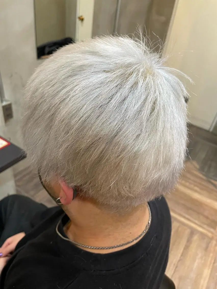 ショート カラー メンズ メンズブリーチ ブリーチ La fith 店長 城谷颯人のヘアスタイル