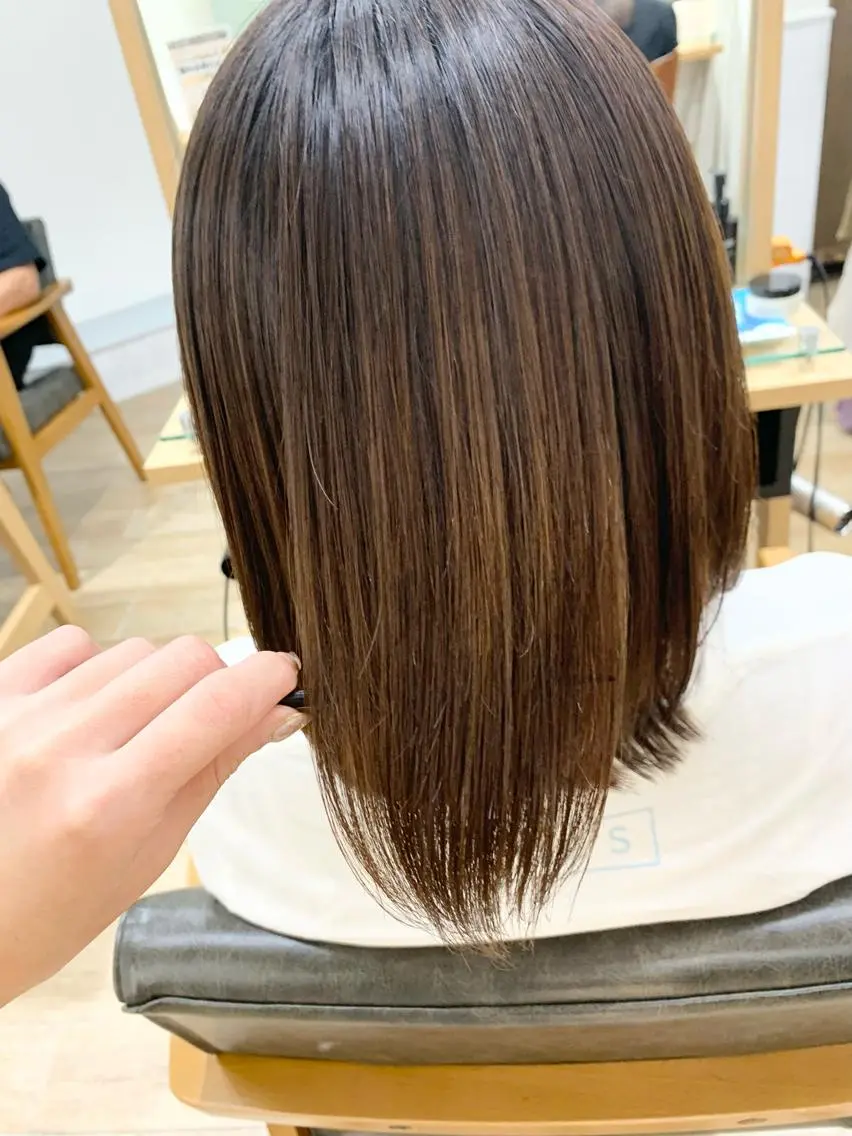ミディアム カラー パーマ ヘアアレンジ メンズ キッズ ネイル マツエク・マツパ トリートメント レイヤーカット/ 巻ける縮毛矯正のヘアスタイル