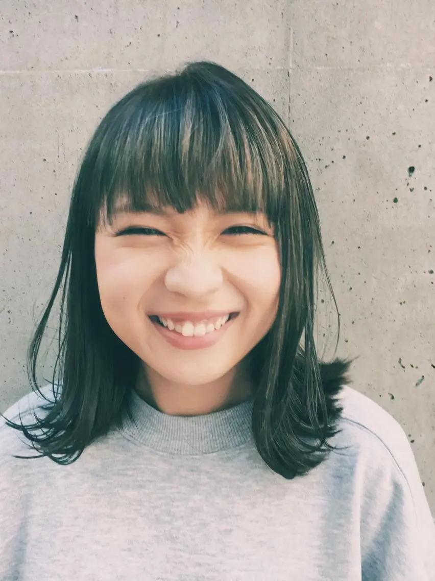 ミディアム カラー グレージュ 切りっぱなしロブ 白髪に寄り添う美容師 オギノミワコですのヘアスタイル
