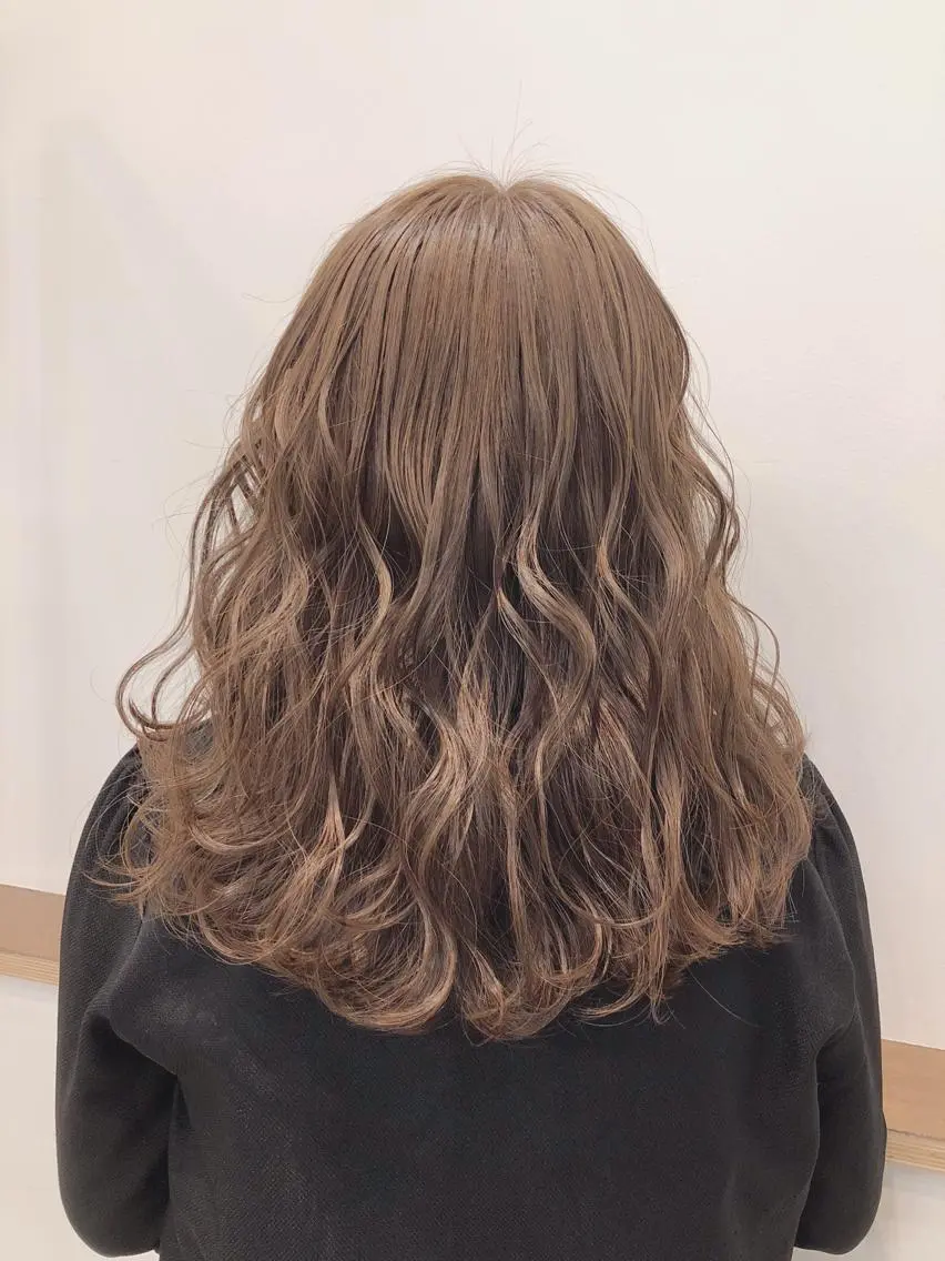 セミロング カラー ヘアアレンジ アッシュ ベージュカラー ブリーチ ハイトーンカラー ブリーチなしカラー 🦋美髪/エクステ 🦋アベイクミのヘアスタイル