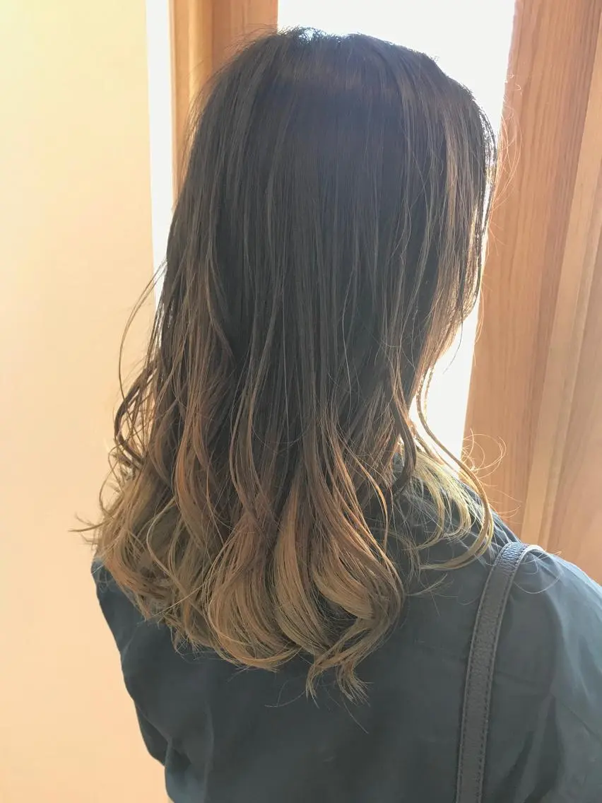 セミロング カラー グラデーションカラー ハイトーンカラー 由比藤理子 ブリーチカラー🌈のヘアスタイル