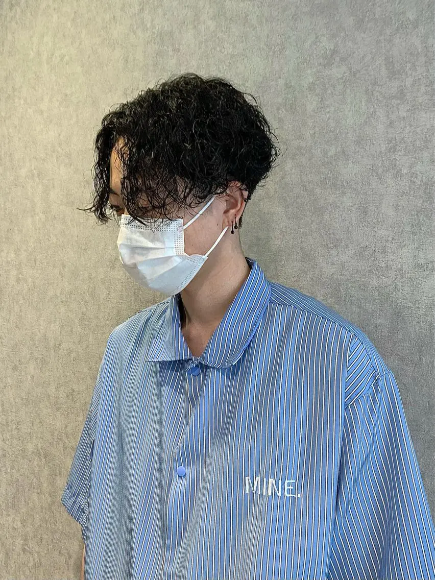 ショート パーマ ヘアアレンジ メンズ センターパート メンズパーマ ツイストスパイラルパーマ ショートヘア スパイラルパーマ メンズパーマ職人 加藤 弘貴のヘアスタイル