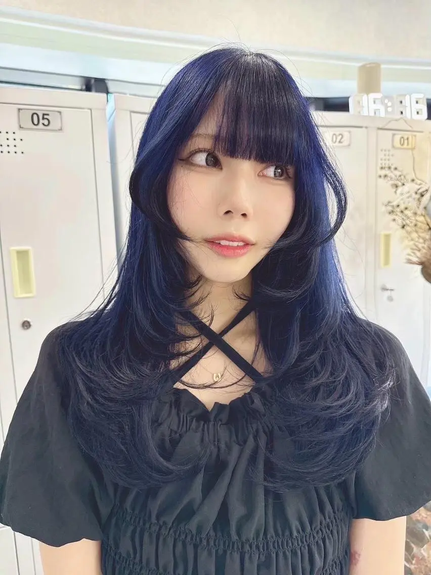 ロング カラー ブルーカラー 顔周りカット レイヤーカット ロング 艶髪ハイトーン✨ 🩷AMI🩷のヘアスタイル