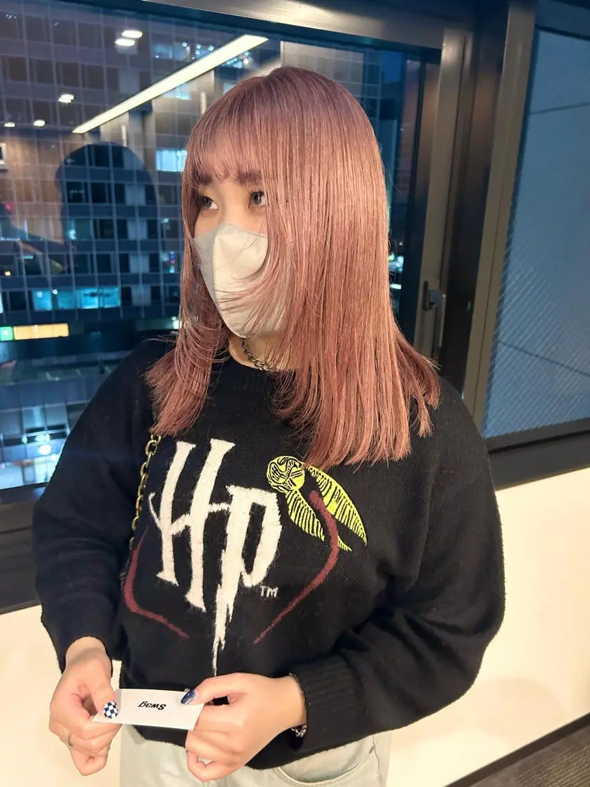 ミディアム カラー パーマ ヘアアレンジ ピンクカラー 顔まわりレイヤー レイヤーカット デザインカラー/ボブ ブリーチカラー/ユリのヘアスタイル