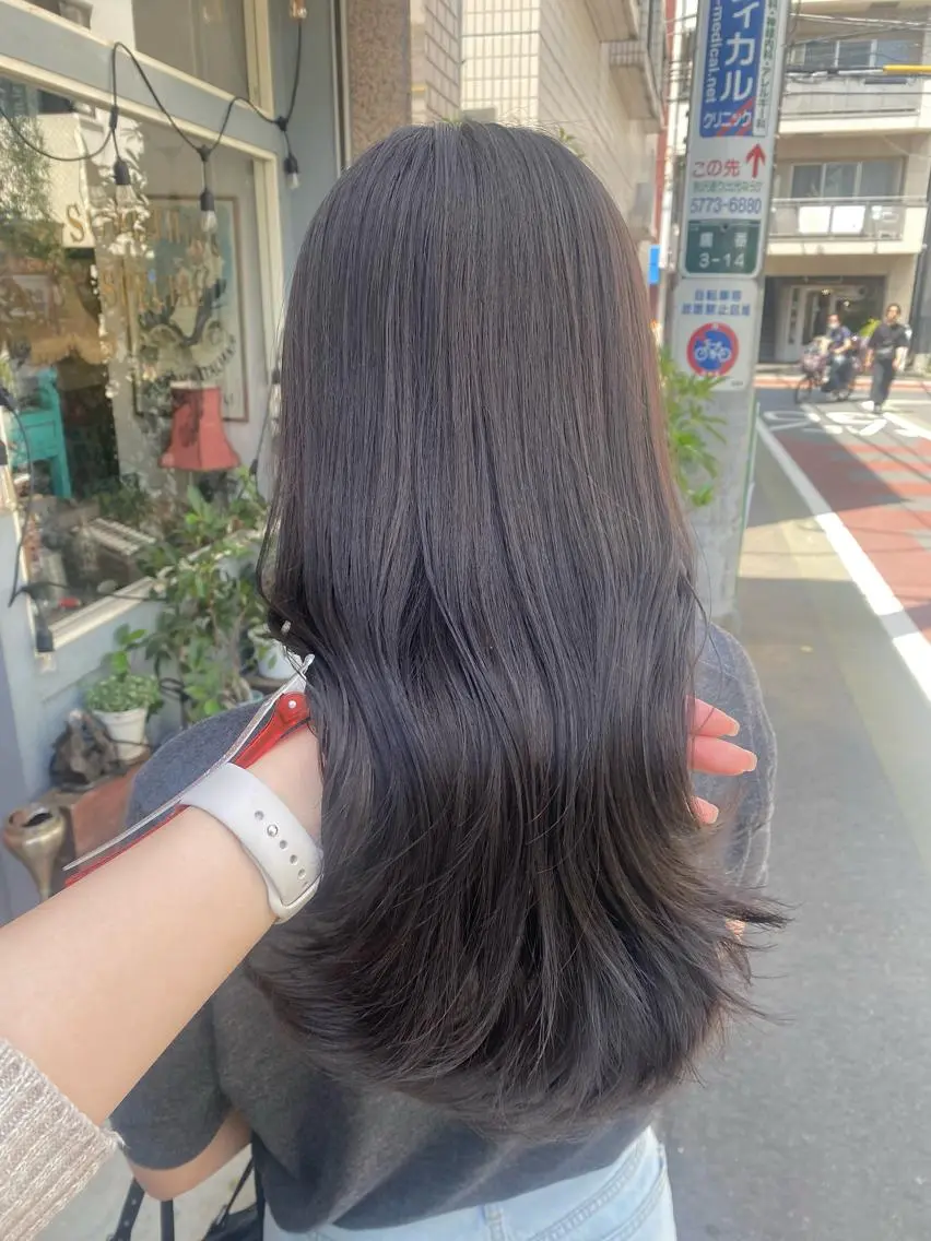 セミロング カラー グレージュ カット ヘアカラー トリートメント AYANO ／レイヤー／オリーブのヘアスタイル