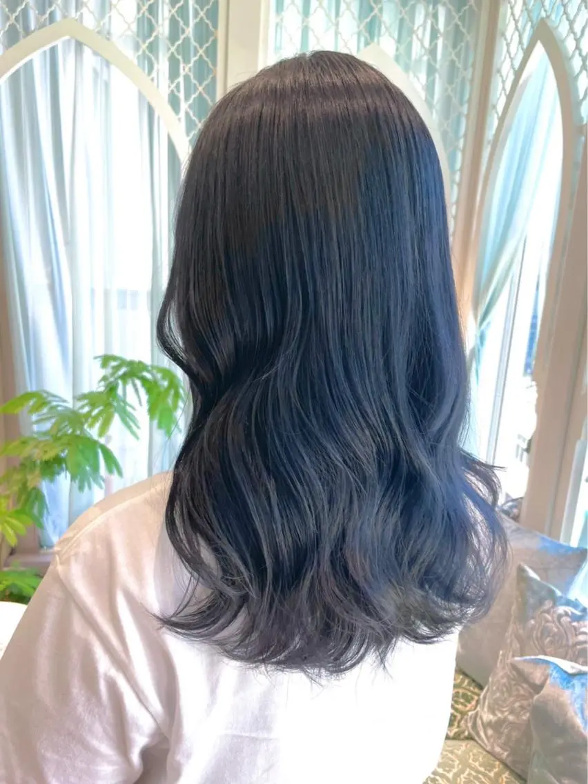 カラー ベージュカラー 黒髪 ブリーチ ブルーカラー ブルーブラック ヘアカラー 木屋元一/透明感 /前髪/レイヤーのヘアスタイル