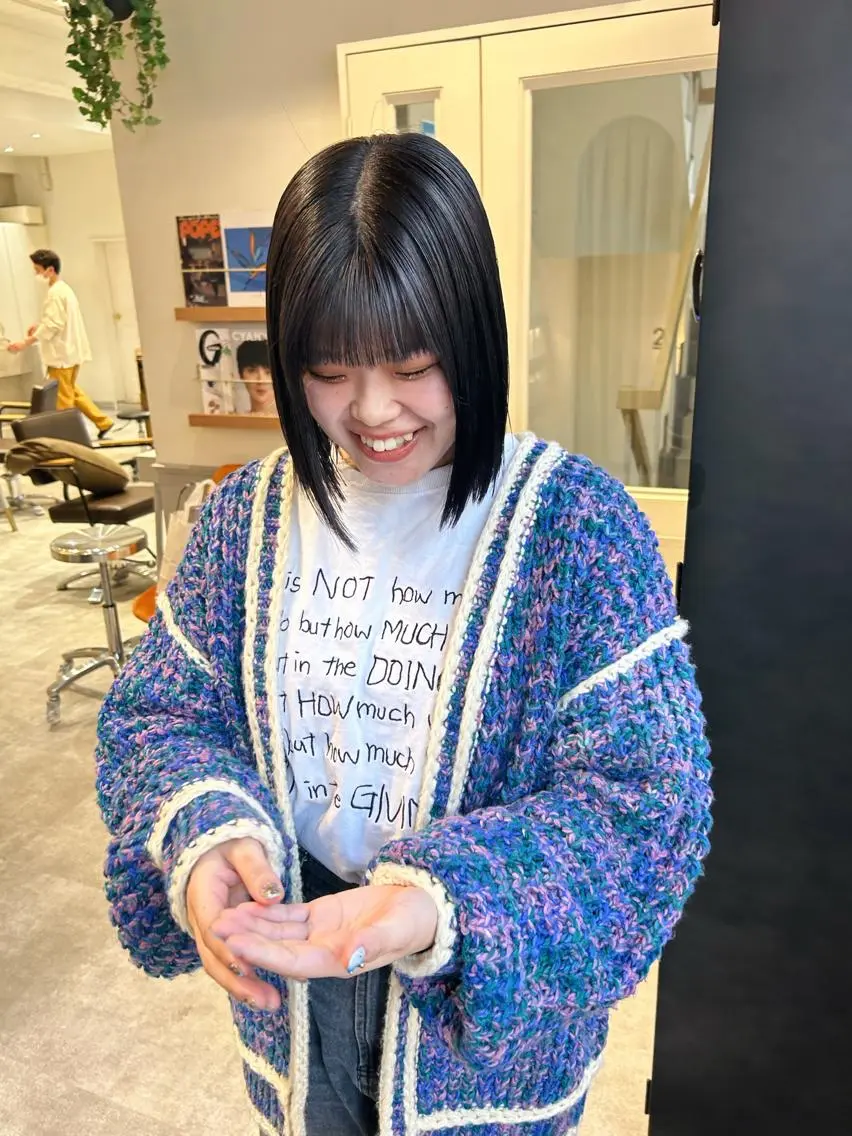 ミディアム カラー 黒髪 ブルーカラー ブルーブラック 透明感カラー 薄暮 マツイ　レンのヘアスタイル