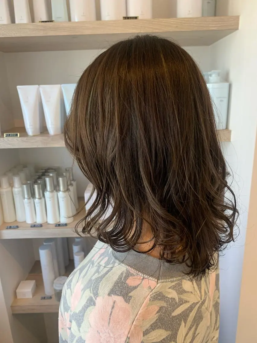 ミディアム カラー グレージュ ハイライトカラー オリーブグレージュ オリーブグレー ハイライト cher. 新井瑞希のヘアスタイル