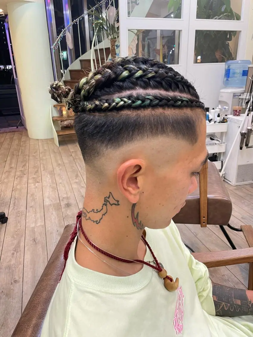 メンズ メンズバレイヤージュ メンズブリーチ フェードカット メンズハイライト メンズハイトーン WEST OLAND加藤圭介のヘアスタイル