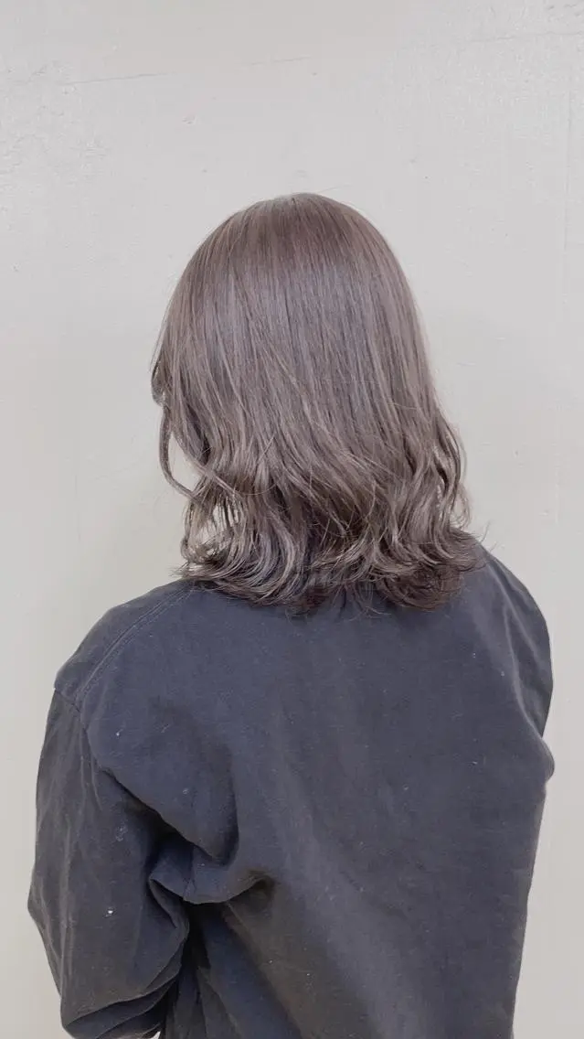 ショート カラー ミルクティーカラー イイサカシュンスケのヘアスタイル