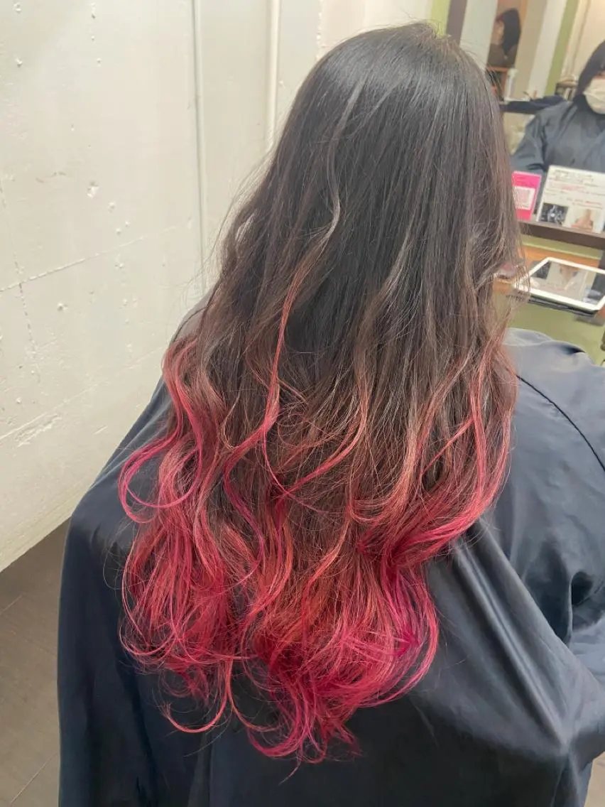 ロング カラー パーマ ヘアアレンジ メンズ キッズ ネイル マツエク・マツパ グラデーションカラー ピンクカラー カラーマツエク グラデーション ピンク 久木原 ゆりのヘアスタイル