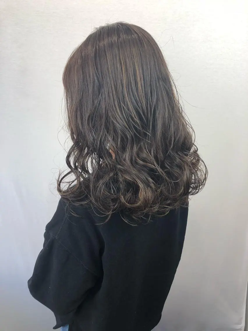 セミロング カラー グレージュ ハイライトカラー ハイライト ヘアカラー 🤍2nd🤍田所 美希のヘアスタイル