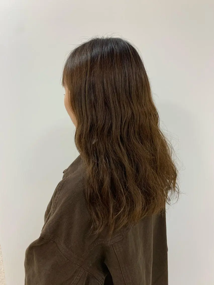 ロング パーマ デジタルパーマ 顔まわりカット✄ ベージュカラー🧸のヘアスタイル