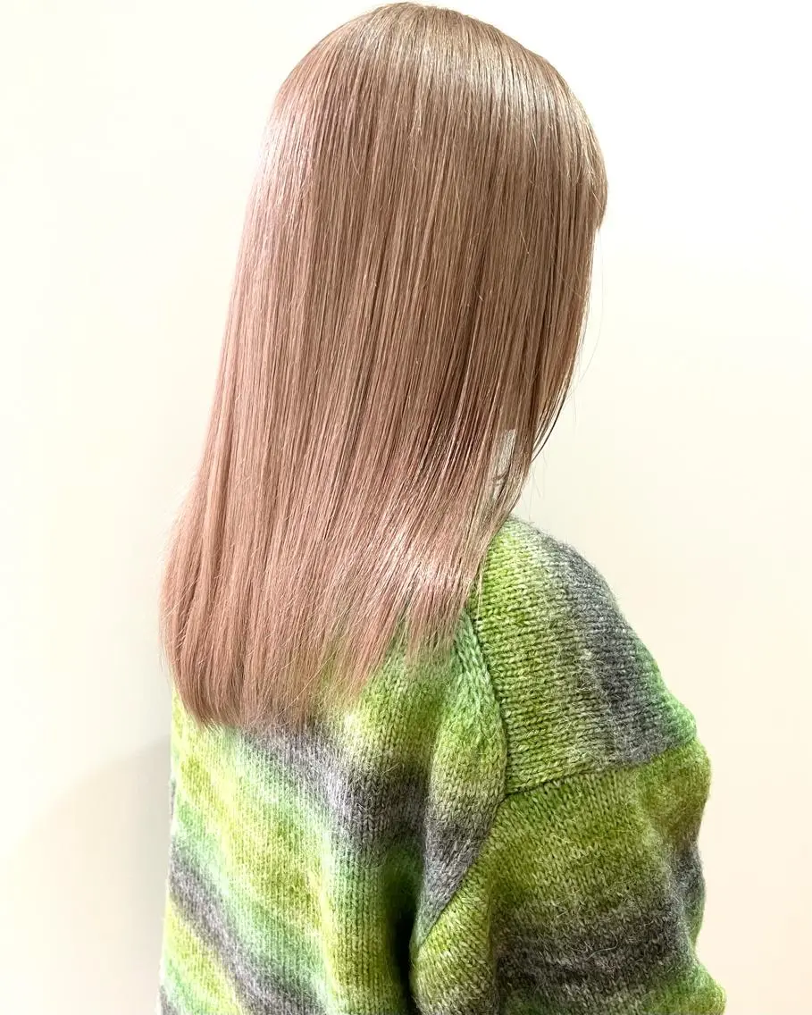セミロング カラー ベージュカラー ブリーチ ハイトーンカラー ミルクティーベージュ ホワイトベージュ RAIMA ケアハイトーンのヘアスタイル