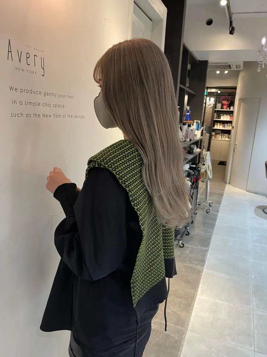 ロング カラー アッシュ ミルクティーアッシュ ヘアカラー トリートメント Avery SHINのヘアスタイル