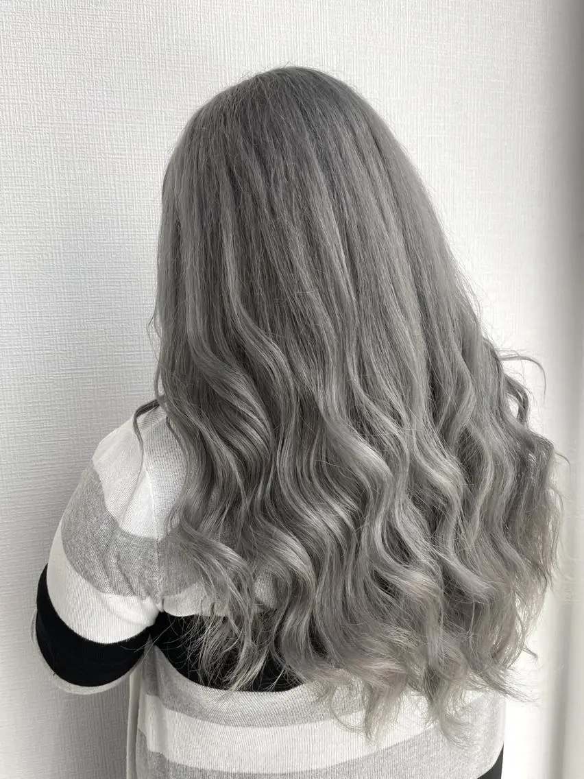 ロング カラー ヘアアレンジ アッシュ ブリーチ ヘアカラー ゲーマー美容師 KENTOのヘアスタイル