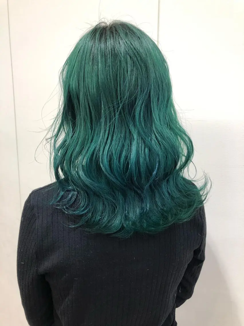 ミディアム カラー カット ヘアカラー トリートメント ケアブリーチ 坪井佑樹のヘアスタイル