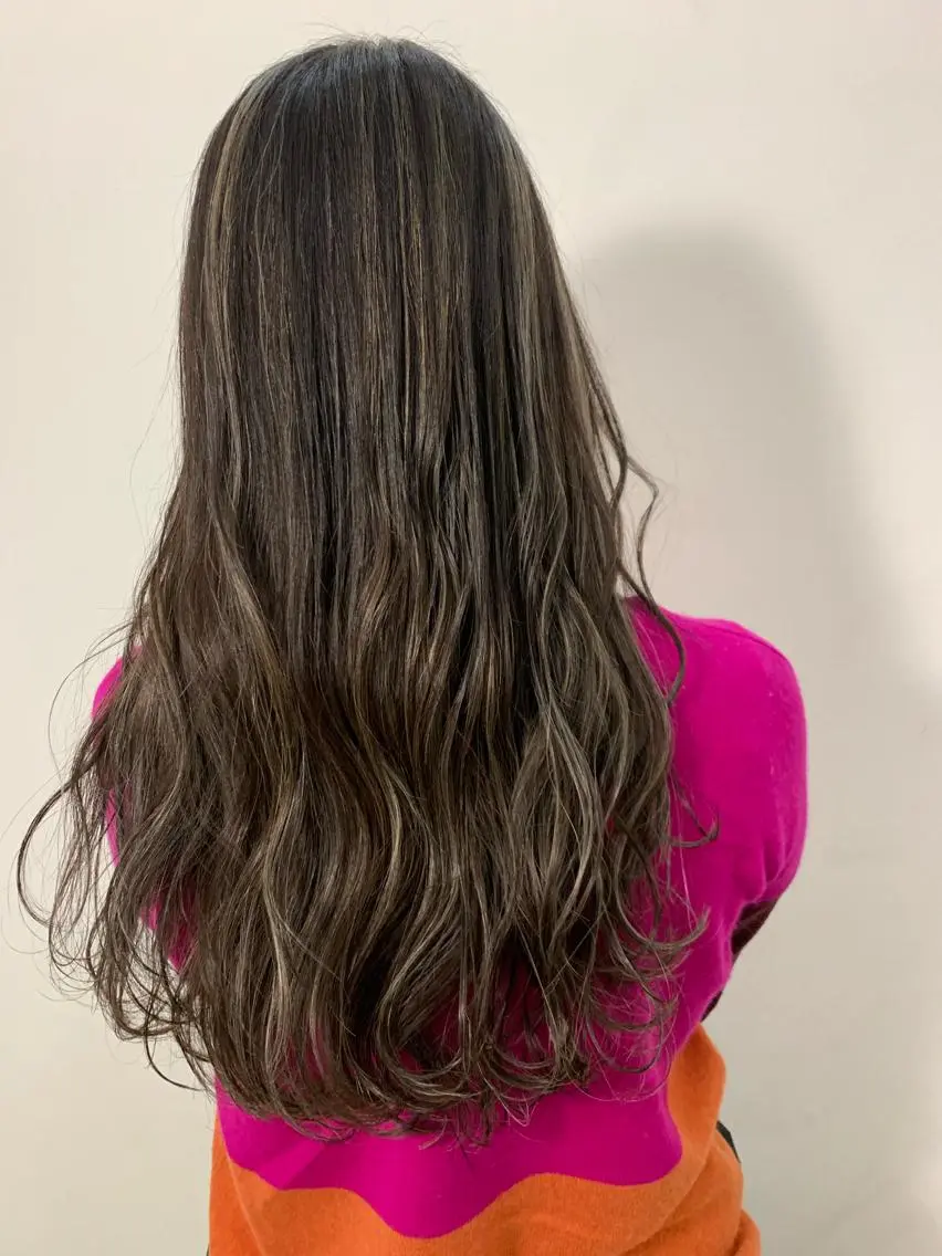 セミロング カラー レイヤーカット 西村あきやのヘアスタイル