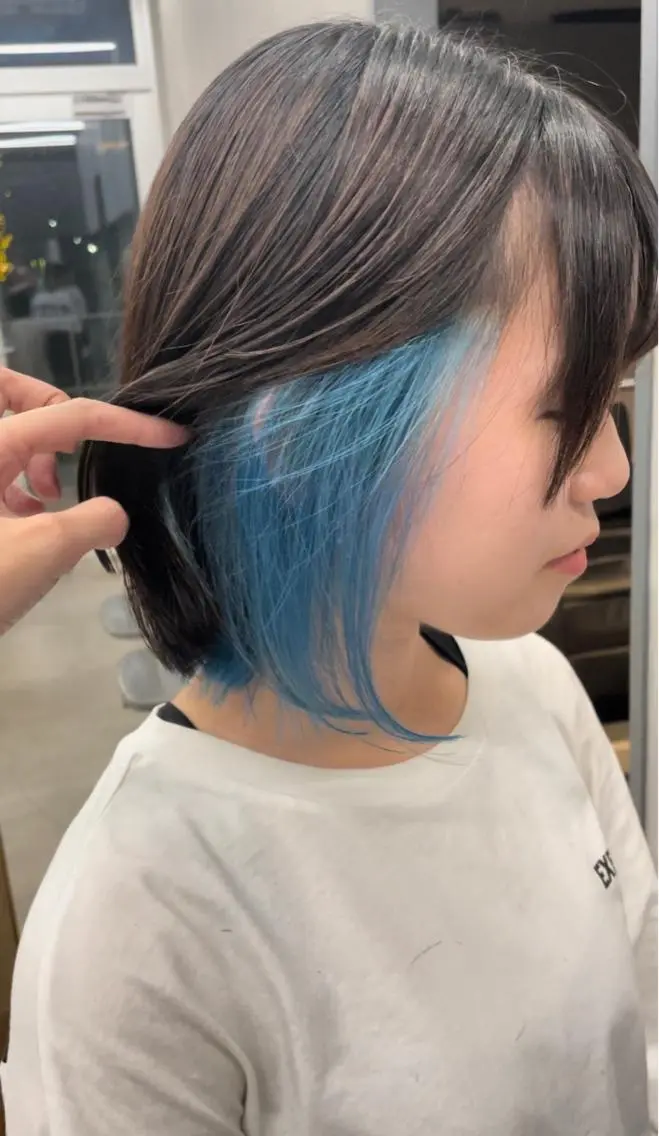 セミロング カラー インナーカラー 推し ブリーチ 髪質改善のヘアスタイル