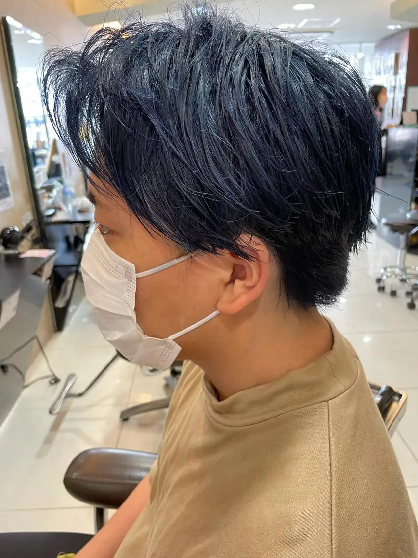 ショート カラー メンズ 黒髪 ブルーカラー ブルーブラック ダブルカラー イルミナカラー カット ブリーチ特化 ハイトーンRYOYAのヘアスタイル