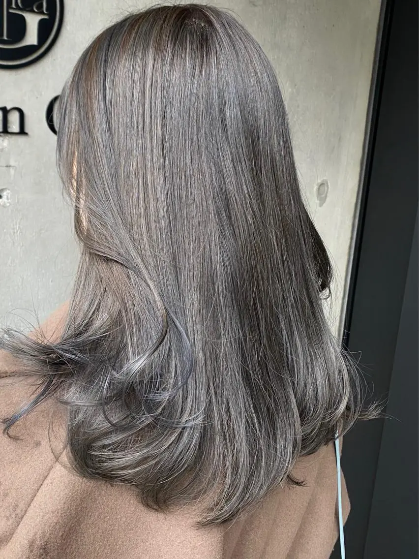 セミロング カラー アッシュ アッシュグレー アッシュグレージュ ブリーチ グレージュ マンツーマン 美容師💚コウブチのヘアスタイル