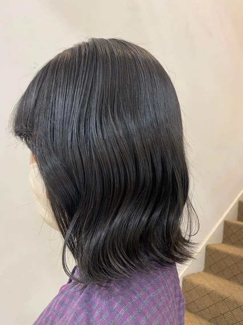 ミディアム カラー 黒髪 ブルーカラー ブルーブラック 児玉 楓凜のヘアスタイル