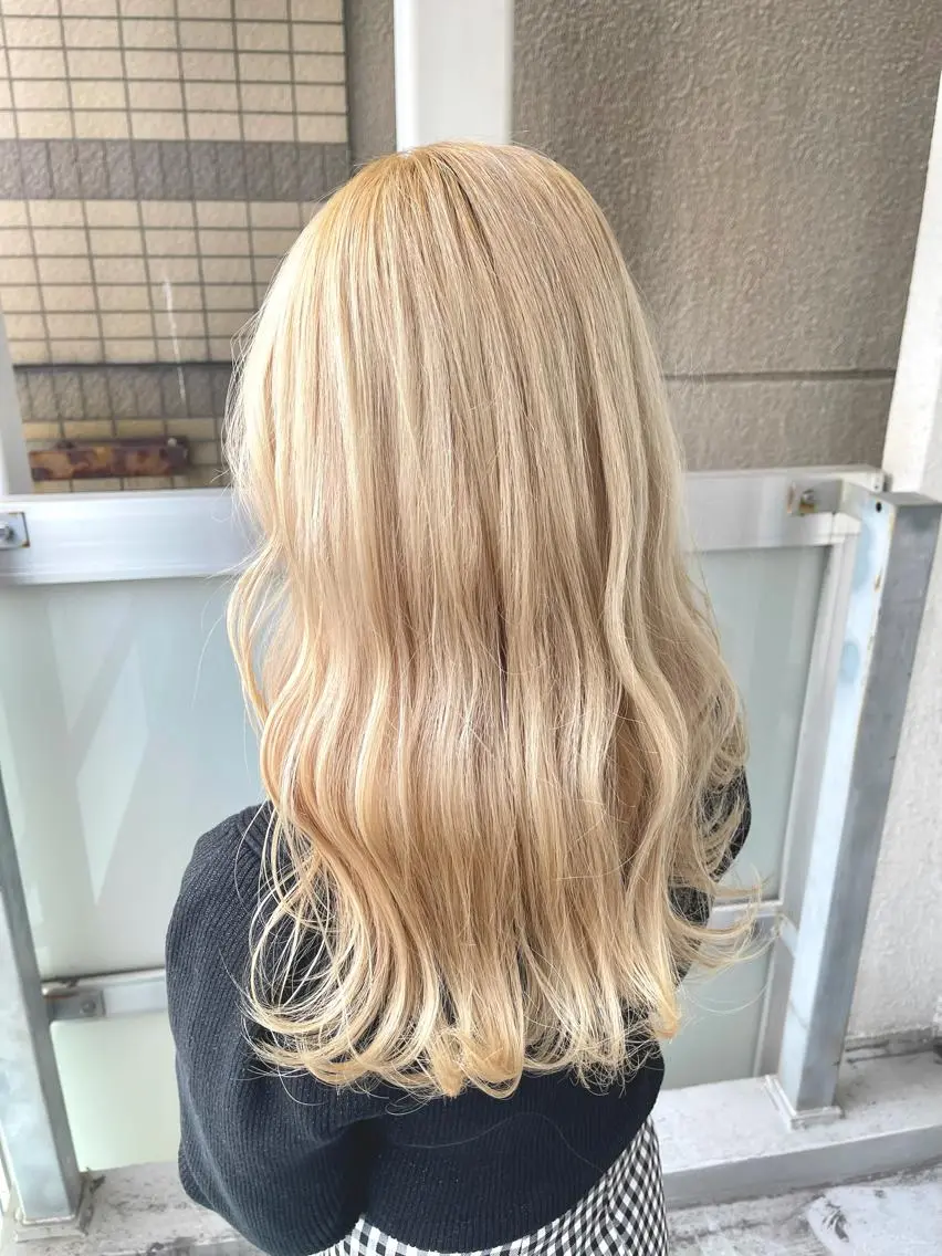 ロング カラー 岩谷/ブリーチ 🪽透明感カラーのヘアスタイル