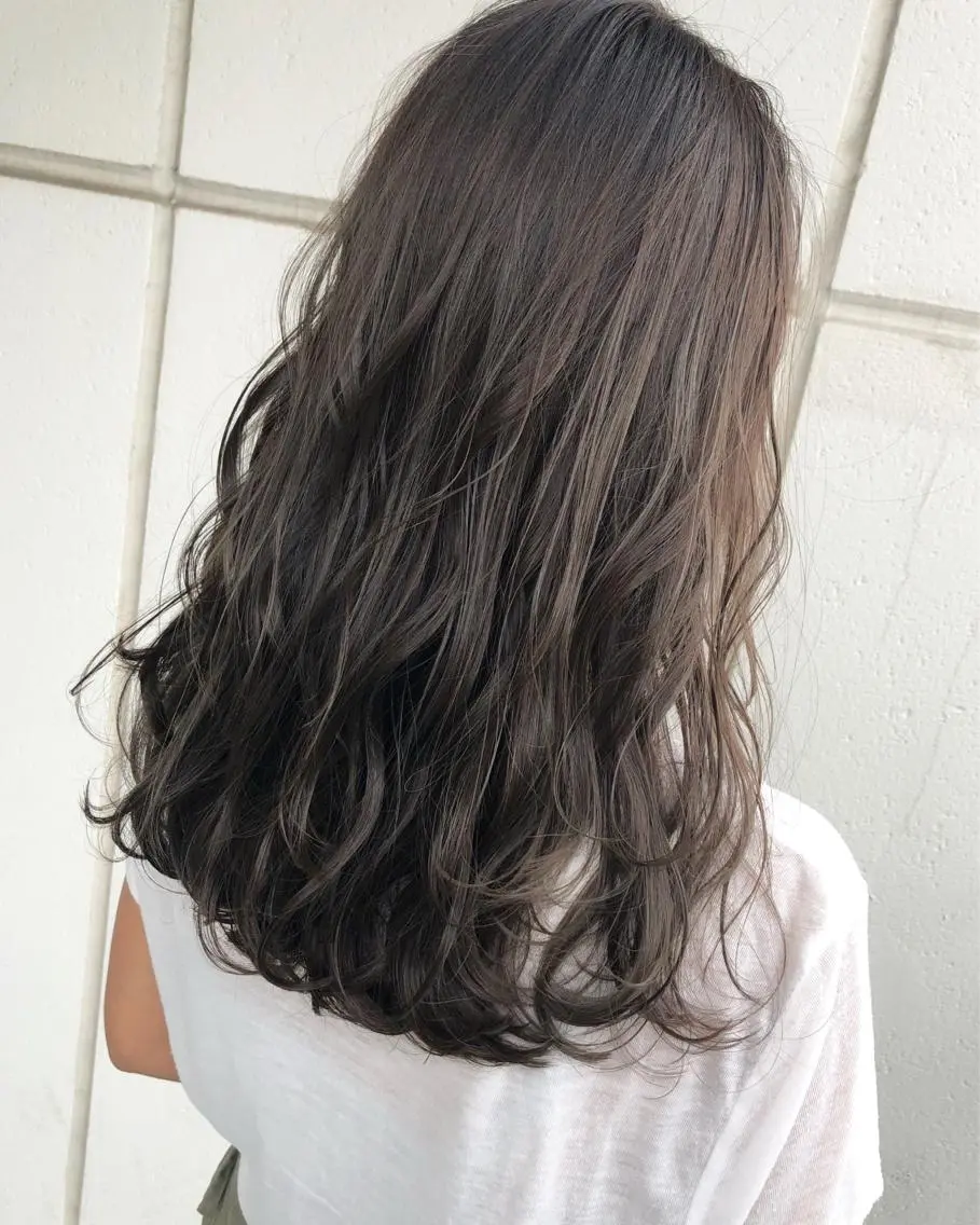 セミロング カラー ブリーチ グレージュ ブリーチなしカラー 若杉 諒のヘアスタイル