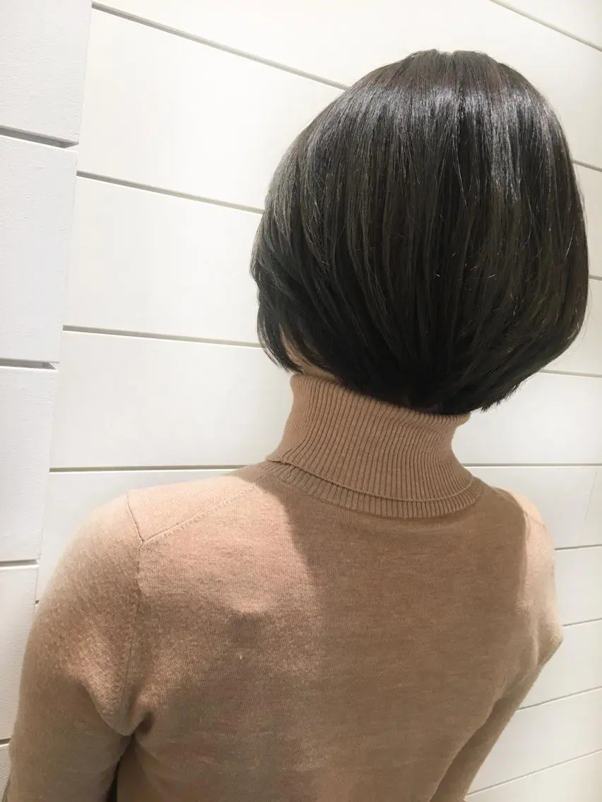ショート カラー アッシュ ボブ 鍵山 千秋のヘアスタイル